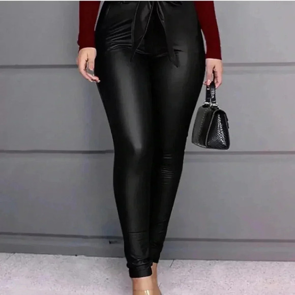 Sleek Elegance: Lightweight Faux Leather Leggings - Picture 2 of 2